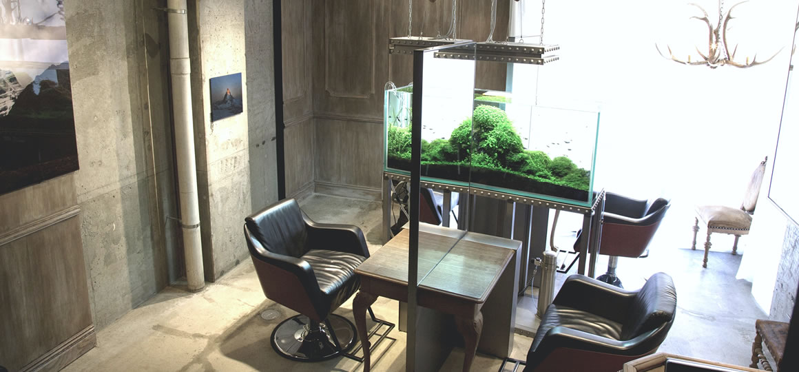 SECOND NATURE 店内 — 重厚感のある木製アンティーク机と待合スペース